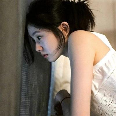 穿风信子蓝的少女